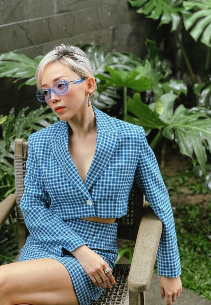 Sao Việt Tóc Tiên ngẫu hứng chụp ảnh trong vườn nhà cũng tạo được một khoảnh khắc đẹp.