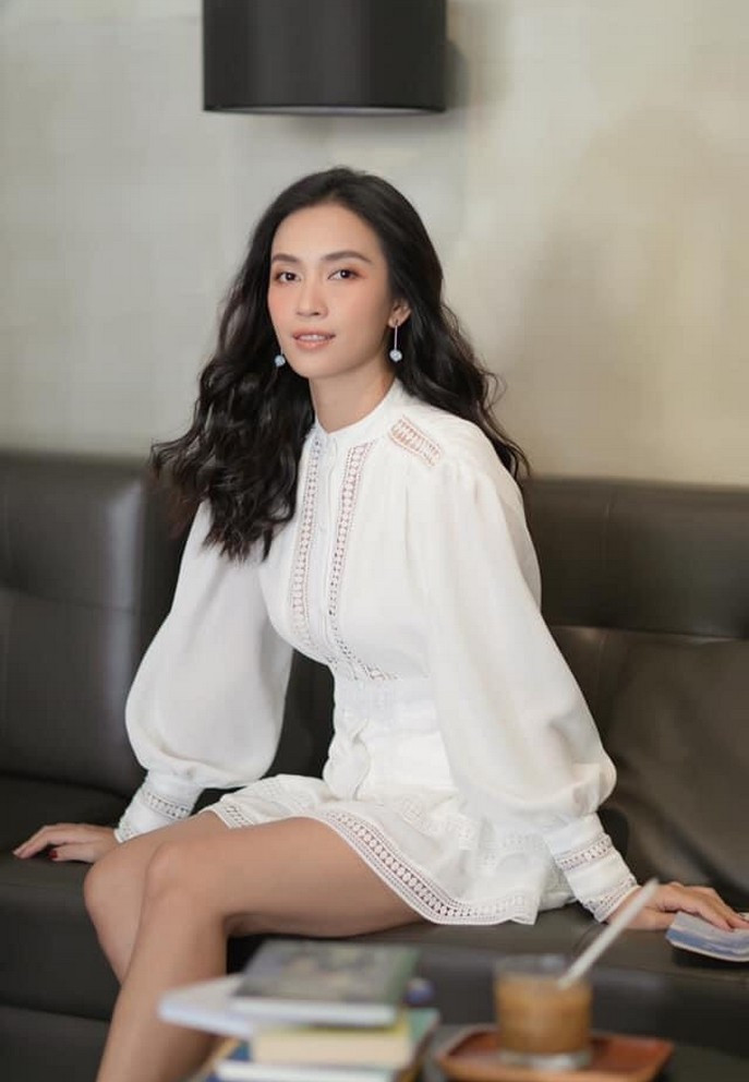 Phan Lê Ái Phương đùa cô sẽ khiến nhiều người lo lắng vì diện váy trắng.