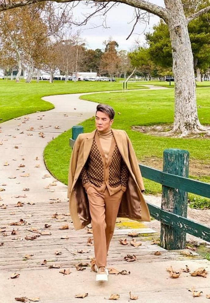 Tin sao Việt 16/12: Đàm Vĩnh Hưng thích thú tiết trời se lạnh tại Mỹ nên tranh thủ ghi lại vài kiểu ảnh.