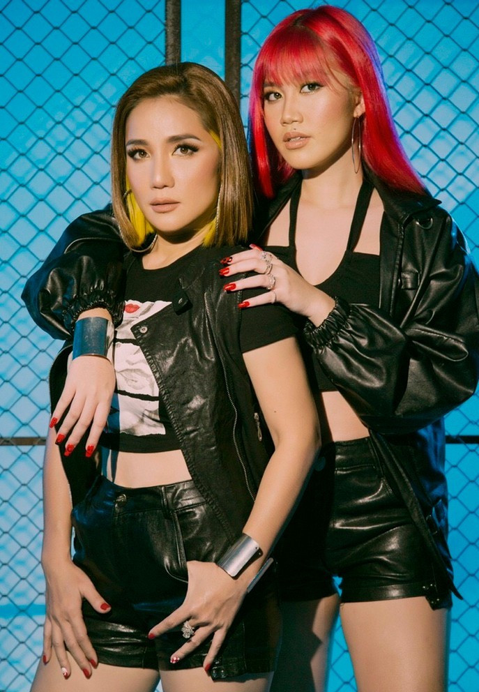 Cát Tường cùng con gái thực hiện bộ ảnh kỷ niệm theo phong cách rock.