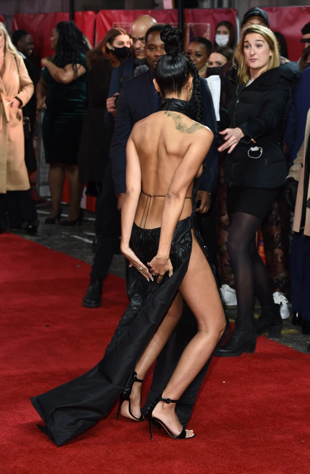 Nu ca si che chan kho so tren tham do vi vay ho tu be