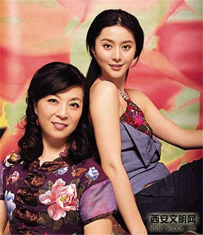 Phạm Băng Băng thừa hưởng nhiều nét đẹp từ mẹ đẻ. Nữ diễn viên từng chia sẻ: "Cảm ơn vì bố mẹ đã sinh ra tôi đẹp như thế này".