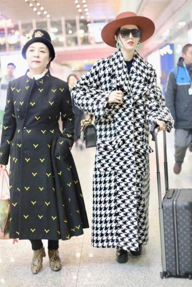 Thời trang sân bay như nữ tổng tài quyền lực, phủ kín hàng hiệu của mẹ đẻ Phạm Băng Băng.