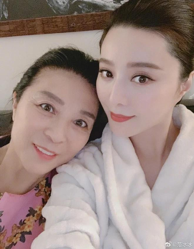 ận cảnh nhan sắc cùng làn da tươi sáng của hai mẹ con. Đây không lần đầu, mẹ Phạm Băng Băng gây chú ý bởi vẻ ngoài quá đỗi trẻ trung. Không những thế, bà Trương Truyền Mỹ cũng sở hữu gu thời trang cực kì sang chảnh chẳng thua kém gì cô con gái.