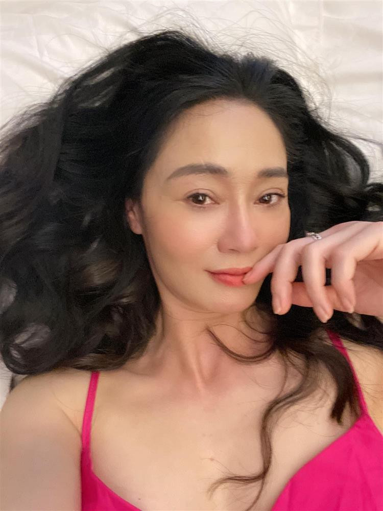 Gu thời trang ngoài đời có phần sexy, táo bạo là lý do khiến Quách Thu Phương trông luôn tươi trẻ.