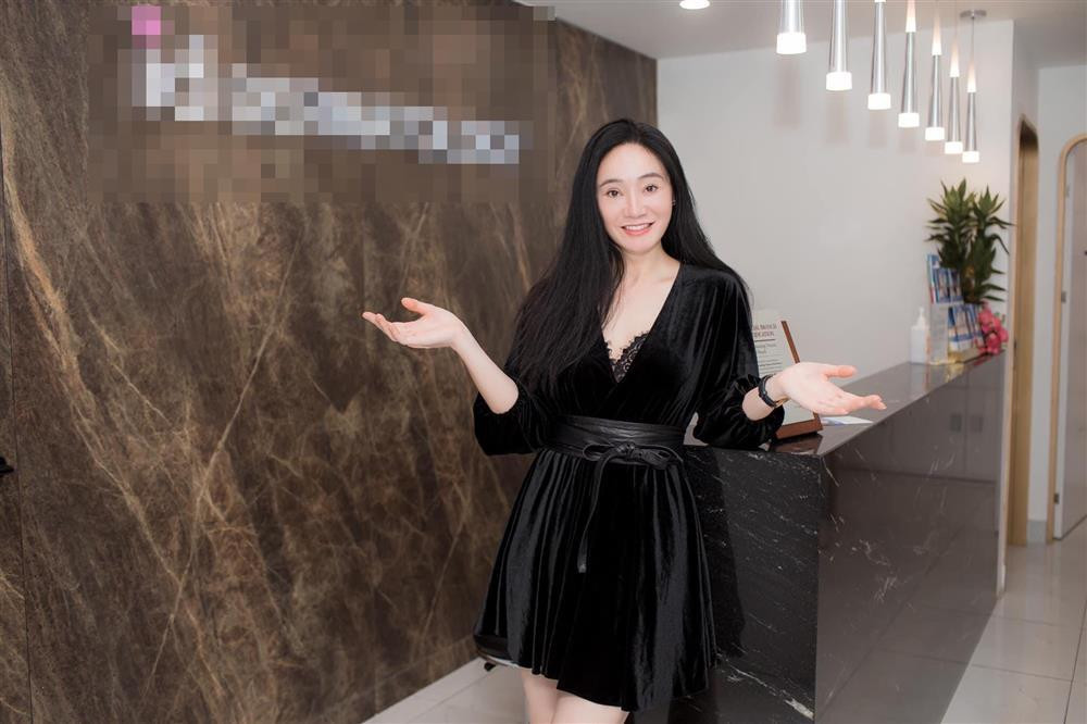 Thiết kế váy ngắn với đường xẻ ngực sâu hun hút giúp người đẹp khoe trọn vòng eo con kiến và thềm ngực quyến rũ. Để tăng thêm vẻ sexy, "bà Xuân" mặc theo kiểu mốt lấp ló lộ nội y ren bên trong. Cách chọn áo bra ren ton sur ton với trang phục giúp cô không bị dính mác phô phang, phản cảm.