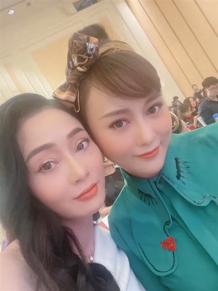 Ở ngoài đời, cả hai chênh nhau đến 14 tuổi.