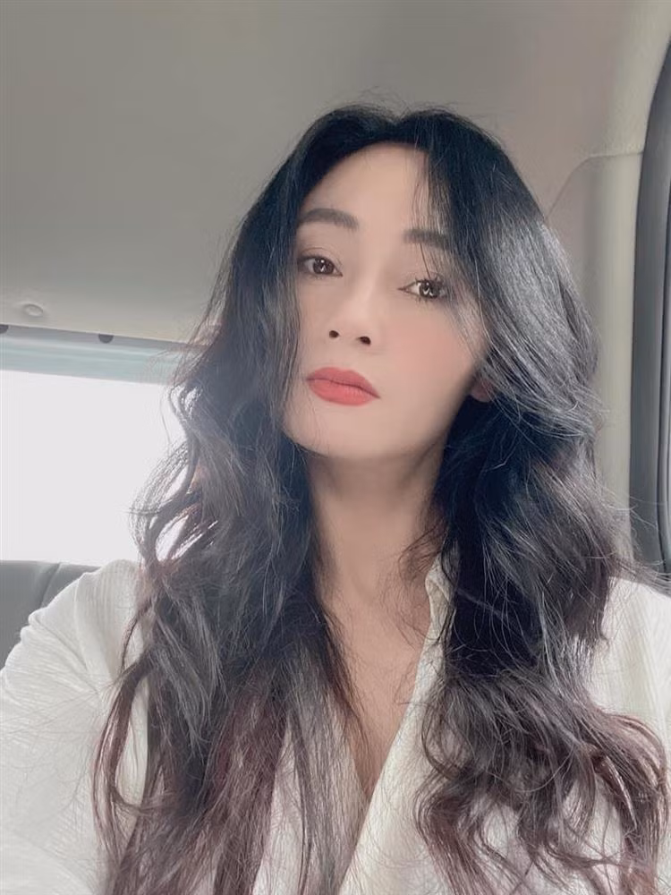 Vẻ ngoài quá đỗi trẻ trung so với tuổi thực nên Quách Thu Phương còn từng bị đồn đã can thiệp phẫu thuật thẩm mỹ.