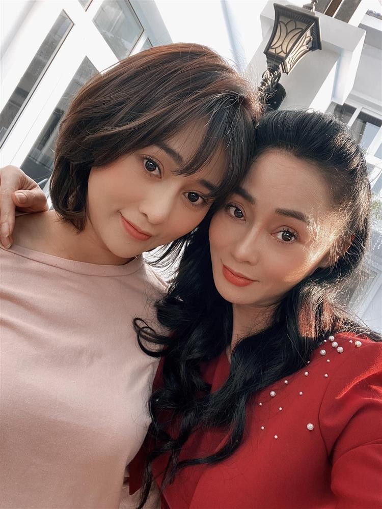 Trong những bức hình chung, U50 Quách Thu Phương trông không kém cạnh Phương Oanh là mấy.