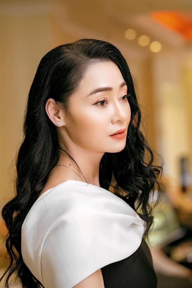 Nữ diễn viên từng lên tiếng trên trang cá nhân sau khi bị soi mói ngoại hình: "Phải thừa nhận với quý vị là mọi người nói đúng. Nhìn cái mặt đã thấy ghét rồi. Đến em còn thấy ghét cay ghét đắng nữa... Xấu, nhăn nheo, phẫu thuật thẩm mỹ các kiểu con đà điểu... Cắt mí, gọt cằm, nâng mũi, bơm môi... mặt lúc nào cũng trét toàn phấn...".