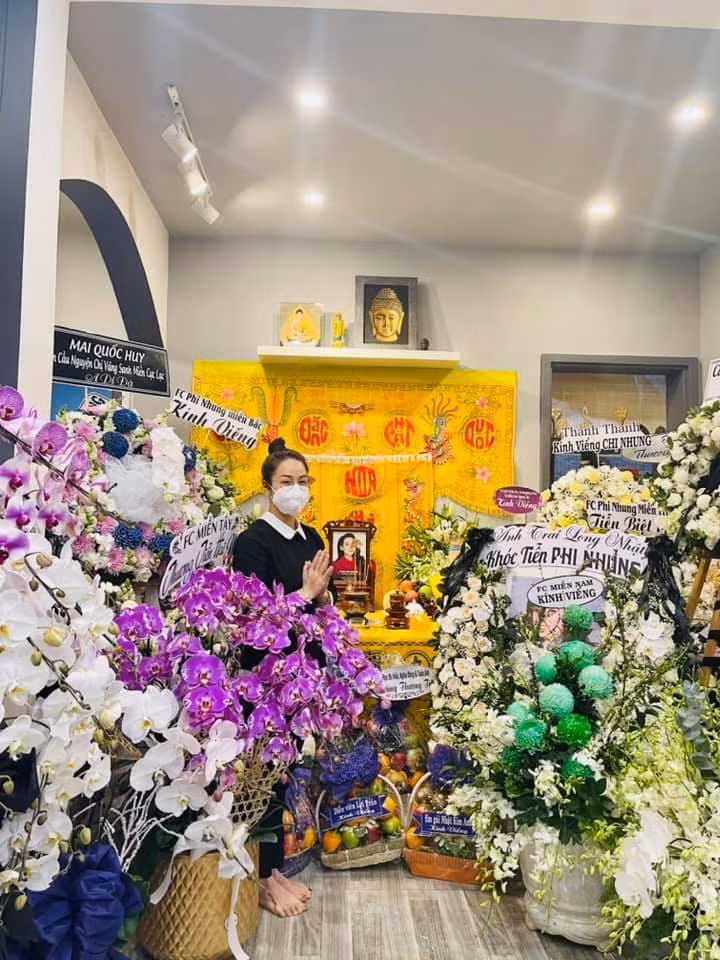 Hoa được gửi đến đây nhiều ngập lối đi.