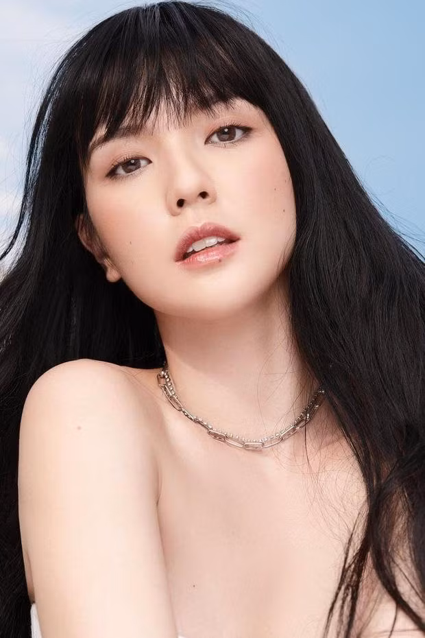 Quá lo sợ trước những "tay trộm" chuyên nghiệp, Hải Tú đã nhanh trí đi nước cờ tương tự như ca sĩ Thiều Bảo Trâm, đó chính là sắm ngay "bộ rèm" thật xịn mịn để phủ xanh "đất trống đồi trọc".