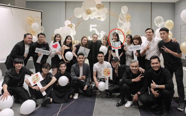 Tuy nhiên, có thể do gặp nhiều stress trước bão drama lớn nhất sự nghiệp hoặc có thể do bầu bí như thiên hạ đồn thổi, Hải Tú đã không gìn giữ được phong độ trước đây. Trong khung hình kỷ niệm 5 năm M-TP Entertainment được đăng tải tối 9/11, "nàng thơ" của công ty lộ rõ dấu hiệu đáng lo ngại.