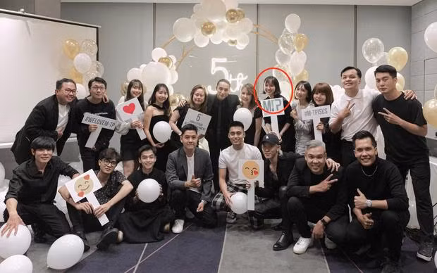 Tuy nhiên, có thể do gặp nhiều stress trước bão drama lớn nhất sự nghiệp hoặc có thể do bầu bí như thiên hạ đồn thổi, Hải Tú đã không gìn giữ được phong độ trước đây. Trong khung hình kỷ niệm 5 năm M-TP Entertainment được đăng tải tối 9/11, "nàng thơ" của công ty lộ rõ dấu hiệu đáng lo ngại.