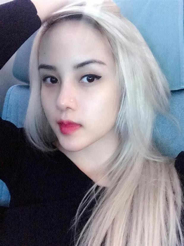 Cơ mà nhìn cũng trẻ trung, đáng yêu đấy chứ nhỉ? Nét duyên tự nhiên này có khi lại là gu của các vị chủ tịch thì sao?