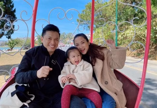 Tin sao Việt 9/12: Lam Trường kỷ niệm 8 năm ngày cưới bên bà xã và con gái sau tin đồn trục trặc hôn nhân.