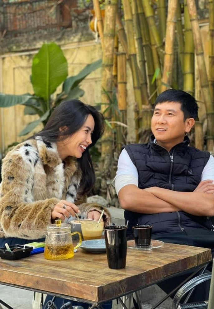 Lưu Hương Giang rạng rỡ bên Hồ Hoài Anh trong buổi cà phê sáng.