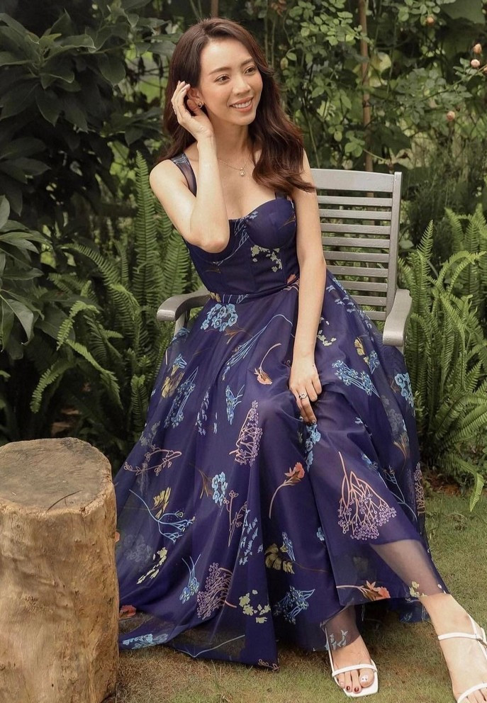 Thu Trang với tạo hình nền nã, dịu dàng khác hẳn mọi ngày.