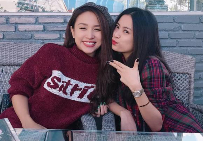 Bộ đôi Vân Hugo và Hoàng Thùy Linh tạo dáng nhí nhố khi hội ngộ.