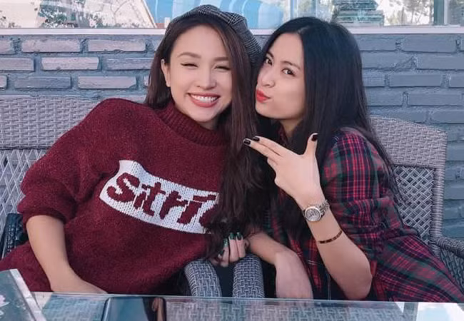 Bộ đôi Vân Hugo và Hoàng Thùy Linh tạo dáng nhí nhố khi hội ngộ.