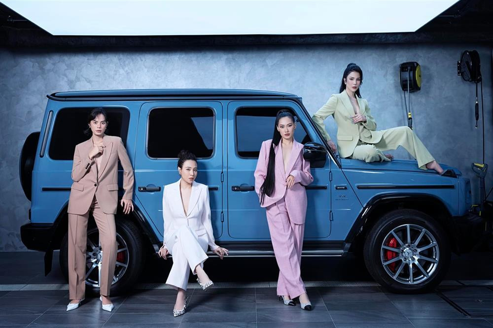 br/> Mới đây, Đàm Thu Trang chia sẻ loạt ảnh ghi dấu tình bạn 11 năm với 3 người đẹp: Thu Hiền, Diệp Lâm Anh, Pông Chuẩn. Họ đều là những chân dài trưởng thành từ Vietnam's Next Top Model 2010, giữ được mối quan hệ thân thiết tới hiện tại. Tình bạn đẹp của bộ tứ mỹ nhân khiến nhiều người không khỏi ngưỡng mộ.