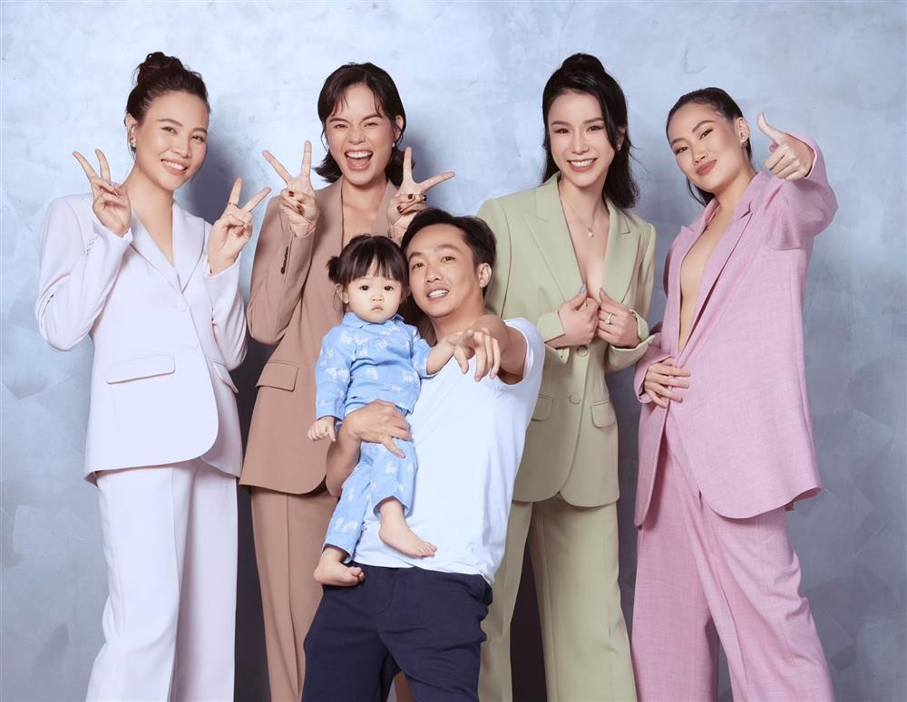 Tuy nhiên, chiếm spotlight trong series ảnh của Đàm Thu Trang lại không phải bất cứ ai trong nhóm 4 người, mà là 2 nhân vật... xin chụp ké. Khoảnh khắc Cường Đô La và bé Suchin "lạc" vào một khung hình khiến nhiều người thích thú. Trong 2 cha con khá nhỏ bé trước những chân dài Next Top một thời. "Bonus thêm tấm hình có 2 đứa bon chen vô. Mặt ông ba thì hớn hở, mặt bà con thì ngơ ngác kiểu... 'ủa, mẹ tôi là cô nào trong các cô kia'", Đàm Thu Trang hài hước nói về bức ảnh đặc biệt này.