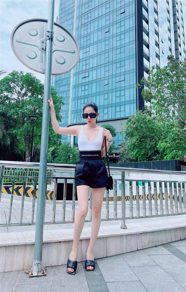 Vẫn combo áo bó, quần cạp cao diện theo mốt thả rông nhưng khi tạo dáng trên phố, vòng 1 của Lệ Quyên lép sang chứ không bên thấp bên cao như ảnh trước đó. Dù rất nhiều lần bị ý kiến về cách diện "no bra" nhưng người tình Lâm Bảo Châu vẫn một mực trung thành với sở thích này. Cách đây vài ngày, giọng ca Tình Lỡ còn gây lú vì diện chiếc đầm như thể lộ điểm nhạy cảm vòng 1.