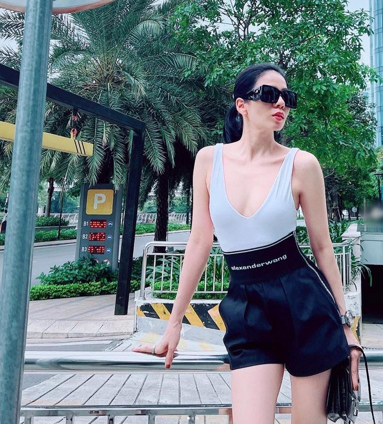 Màn lên đồ lộ vòng 1 kém săn trong ảnh của ca sĩ Quang Hà khác hẳn với hình ảnh street style Lệ Quyên tự đăng.