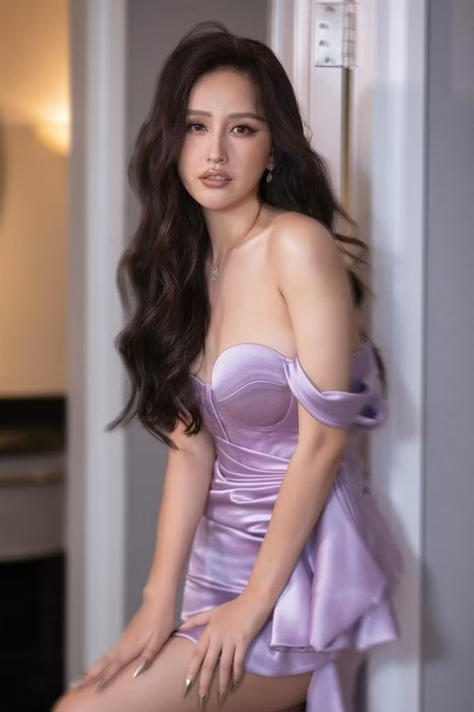 Trong khi Mai Phương Thúy chọn chiếc đầm màu tím nhạt và màu son nude nhẹ nhàng...