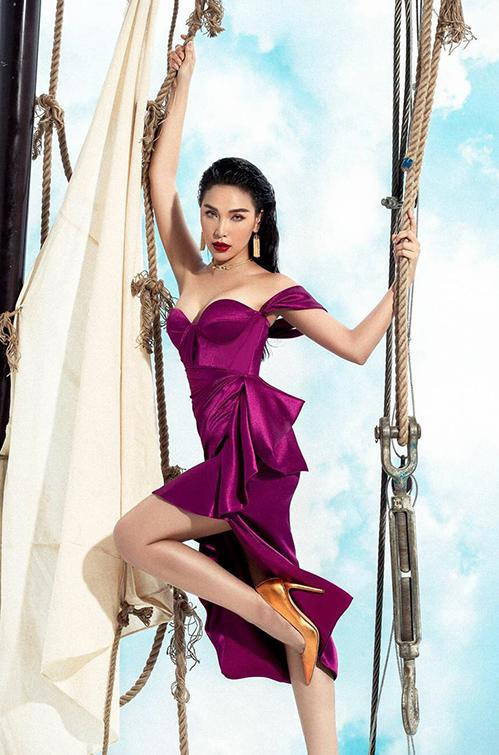 ...và người mẫu Quỳnh Thư. Xem ra Mai Phương Thúy có vẻ "tém cái sự gợi cảm" nhất phải không nào?