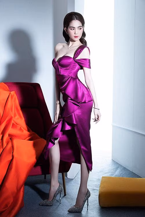 ...thì Ngọc Trinh lại chọn son cả trang phục lẫn kiểu trang điểm đậm hơn cũng như cách pose khoe đủ các vòng.