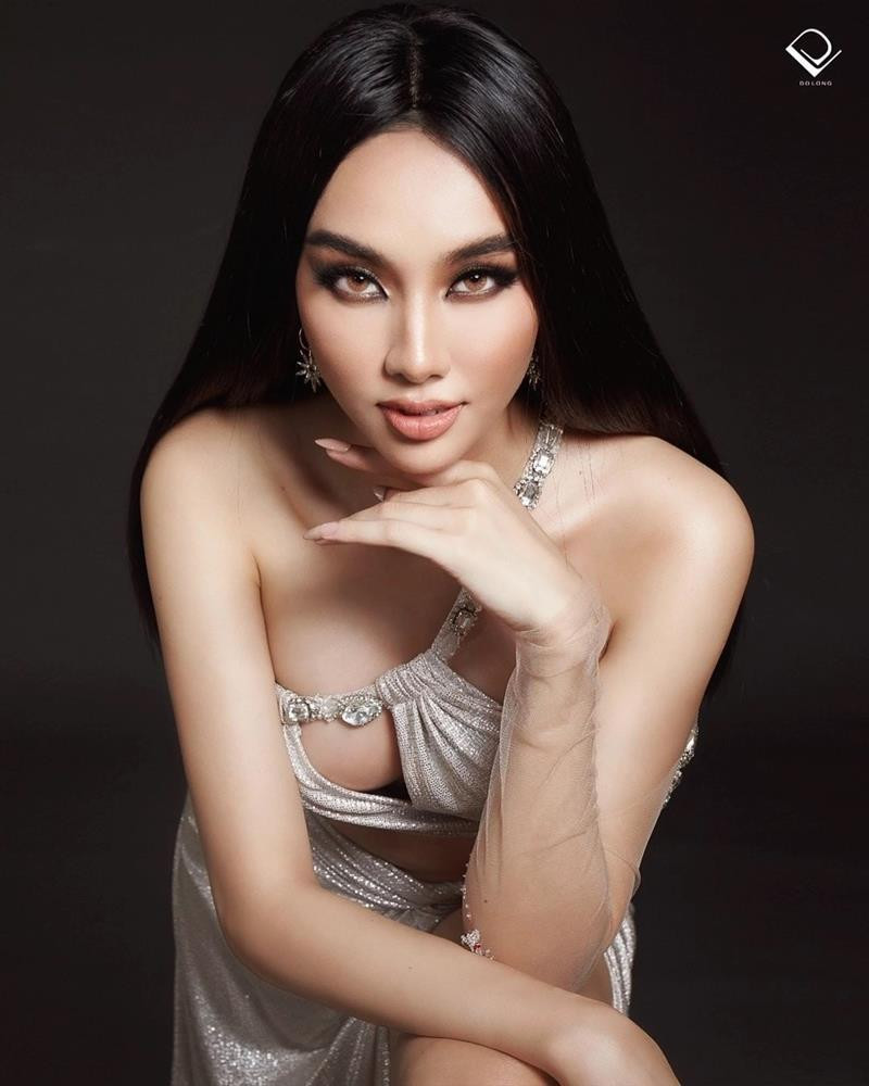 Thùy Tiên còn đeo thêm ống tay voan đính đá và trang điểm đậm hơn nhằm tăng độ sắc sảo cho sự xuất hiện của mình.