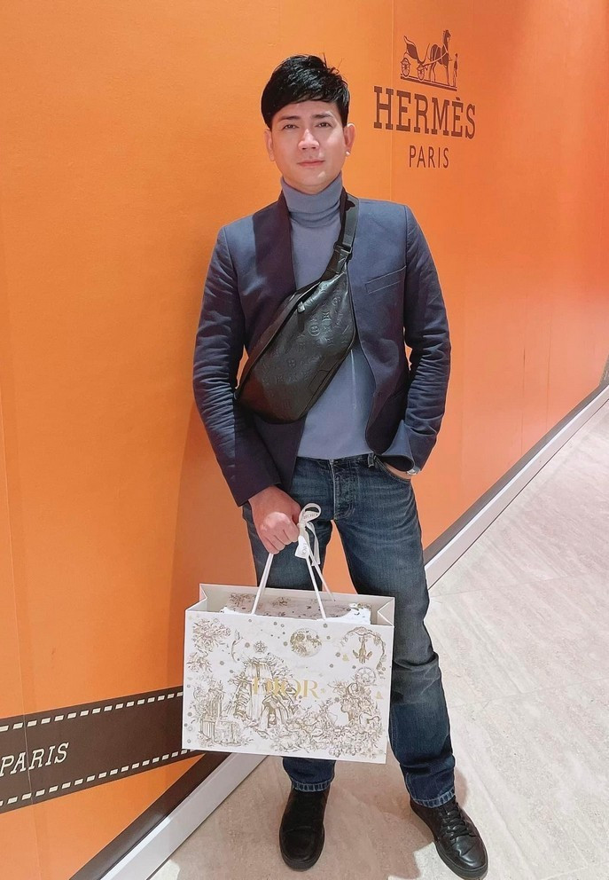 Quách Thành Danh đến cửa hàng mua đồ hiệu tặng vợ dịp kỷ niệm 10 năm bên nhau.