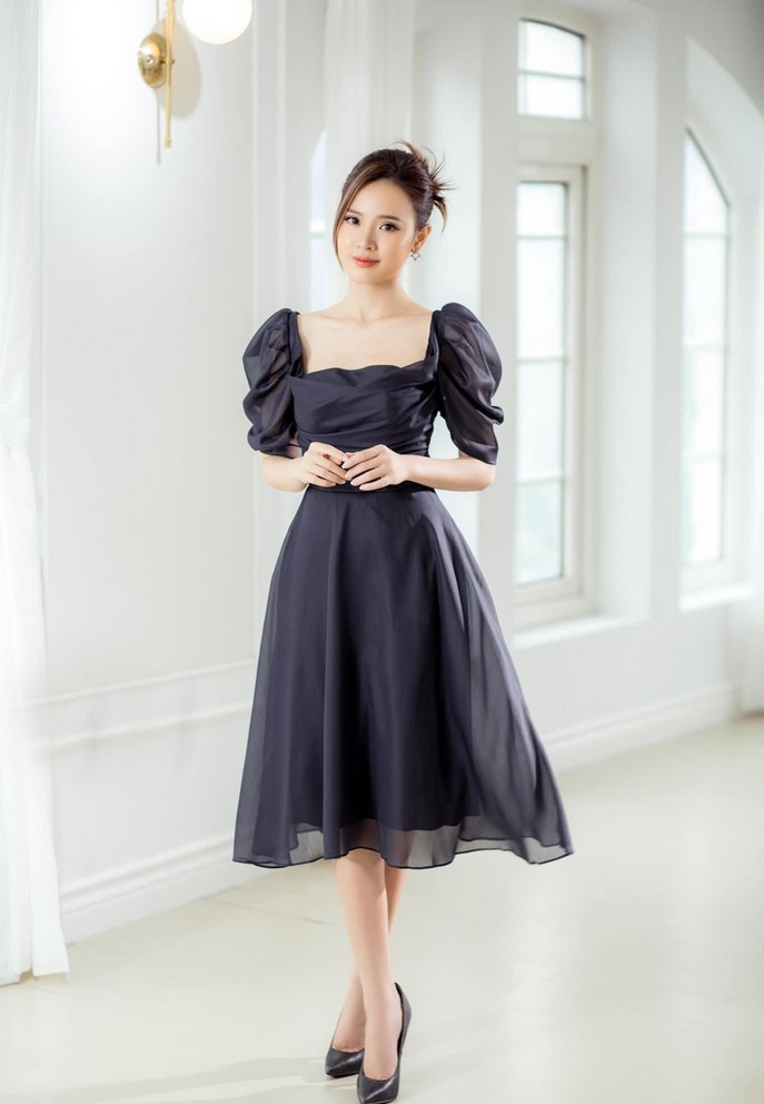 Vóc dáng cân đối, làn da trắng mịn giúp Midu ghi điểm khi làm mẫu thời trang.