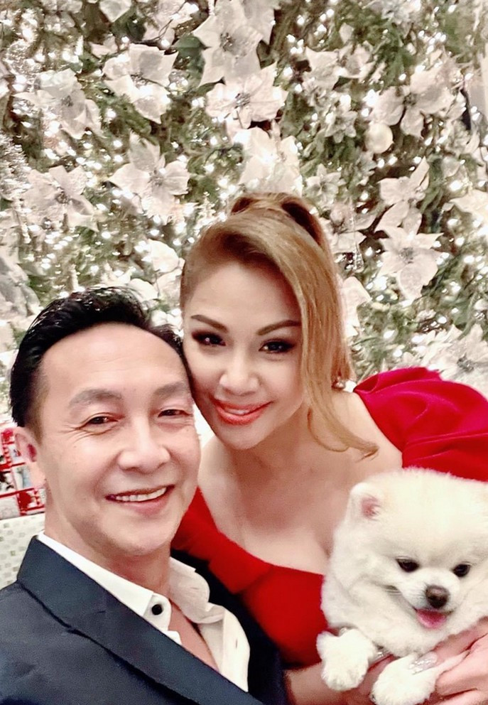 Tin sao Việt 28/12: Minh Tuyết chia sẻ khoảnh khắc lãng mạn bên ông xã trong những ngày lễ cuối năm. Đây cũng là dịp hiếm hoi chồng nữ ca sĩ chụp ảnh cùng vợ và chia sẻ lên mạng xã hội.