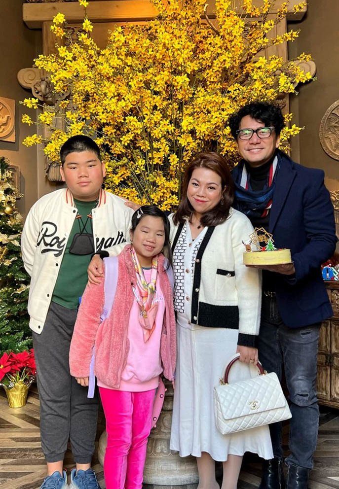 Diễn viên Trương Minh Cường mừng tuổi mới bên vợ cũ và hai con.