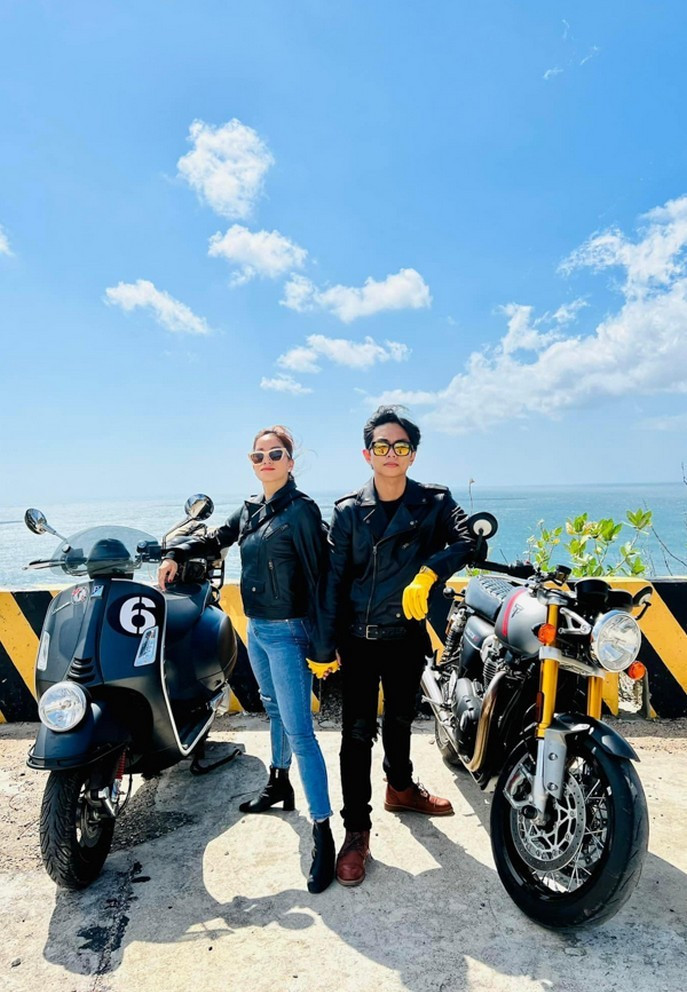 Vợ chồng Khánh Thi - Phan Hiển tổ chức chuyến đi phượt Phan Rang bằng xe máy.