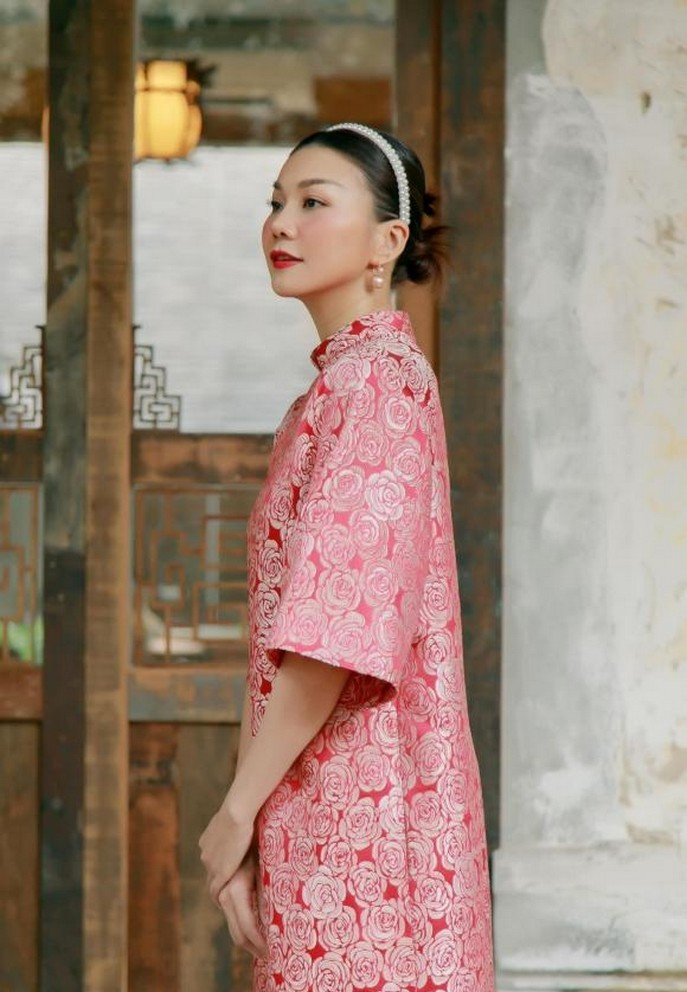 Thanh Hằng với hình ảnh dịu dàng hiếm thấy trong bộ váy truyền thống.