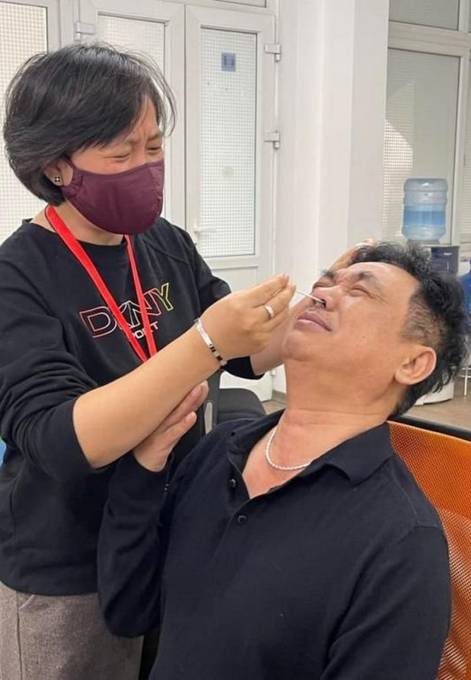 Khoảnh khắc "Ngọc Hoàng" Quốc Khánh bị chọt mũi test Covid-19 vô tình bị nghệ sĩ Chí Trung ghi lại.