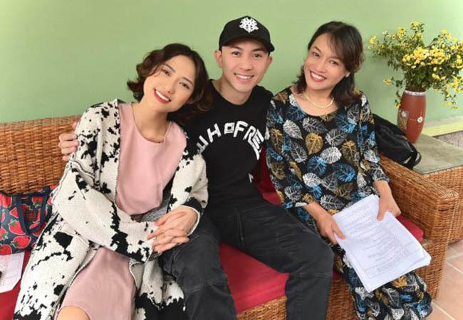 Diễn viên Hoàng Anh Vũ cùng Trang Cherry và nghệ sĩ Tú Oanh chụp ảnh sau hậu trường phim mới.