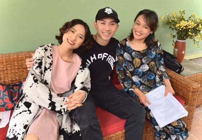 Diễn viên Hoàng Anh Vũ cùng Trang Cherry và nghệ sĩ Tú Oanh chụp ảnh sau hậu trường phim mới.