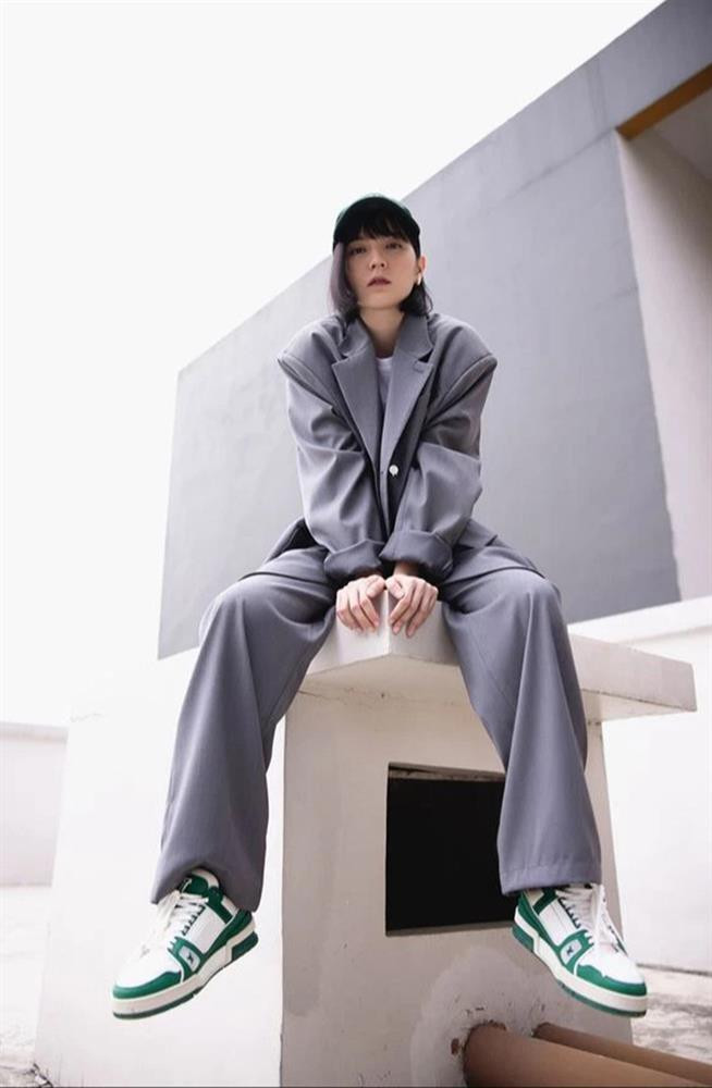 Bộ ảnh comeback của Hải Tú cũng lộ loạt phụ kiện đôi với giọng ca Thái Bình. Không chỉ từ trang phục đến cách pose dáng của Hải Tú cũng y chang chủ tịch.