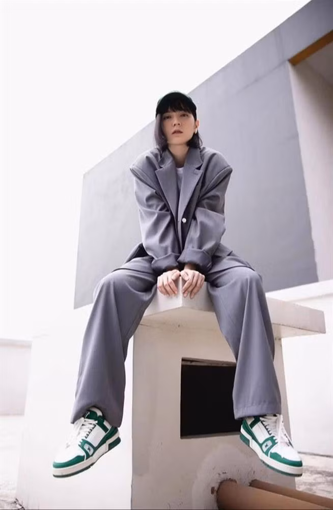 Bộ ảnh comeback của Hải Tú cũng lộ loạt phụ kiện đôi với giọng ca Thái Bình. Không chỉ từ trang phục đến cách pose dáng của Hải Tú cũng y chang chủ tịch.