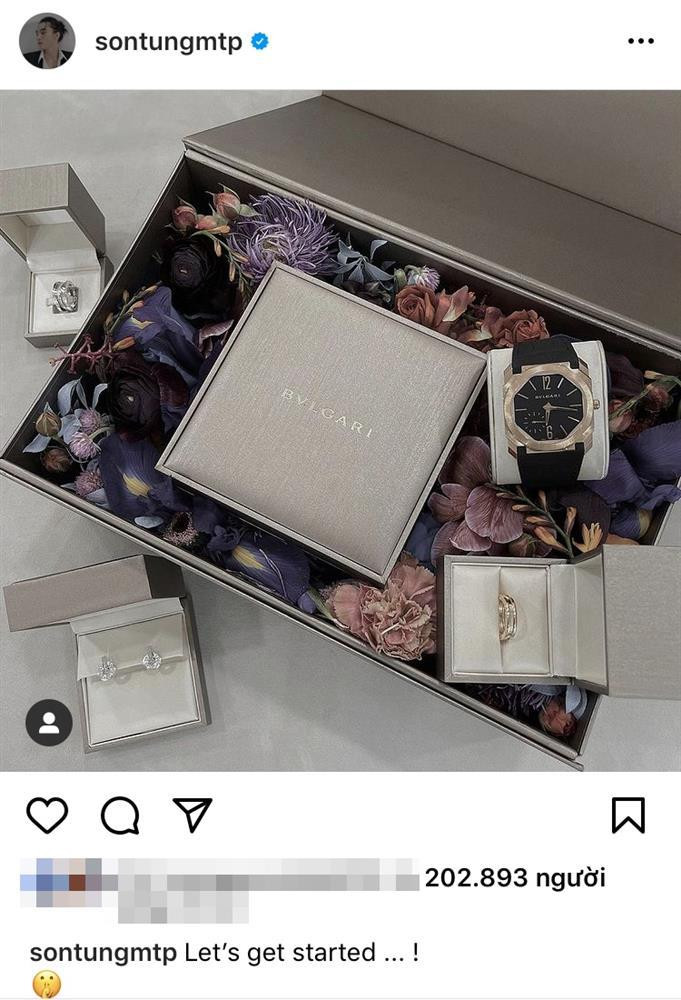 Trước đó không lâu, Sơn Tùng khoe loạt trang sức mới tậu cực xa xỉ bị nghi là cầu hôn Hải Tú. Nam ca sĩ còn đăng kèm dòng trạng thái úp mở: "Let's get started".