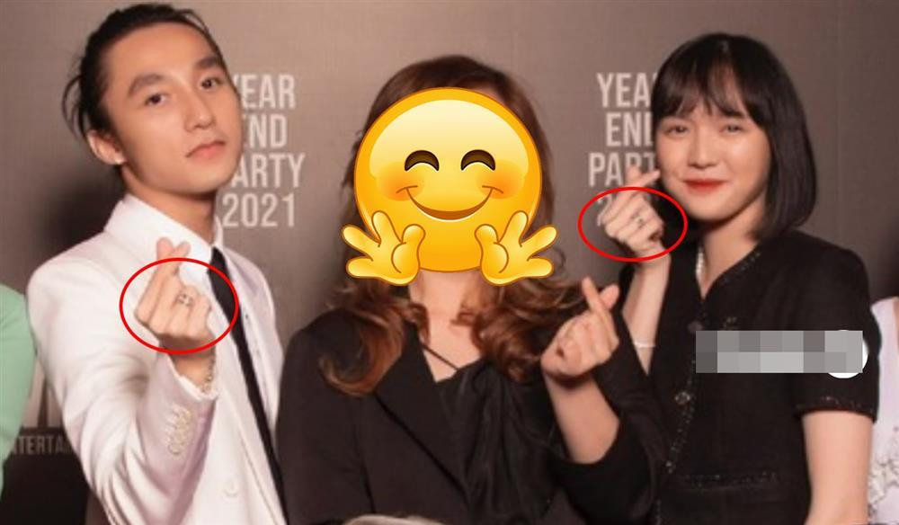 Đáng nói, trong khoảnh khắc chụp chung khung hình, Sơn Tùng và Hải Tú tiếp tục bị netizen soi hint rần rần. Cụ thể, ngoài dresscode đen trắng ăn ý, cả hai còn bị soi đeo nhẫn đôi. Đặc biệt, cả Sơn Tùng và Hải Tú đều đeo nhẫn ngón áp út khiến dân tình càng không khỏi hoài nghi đang hẹn hò, thậm chí sớm về chung nhà.