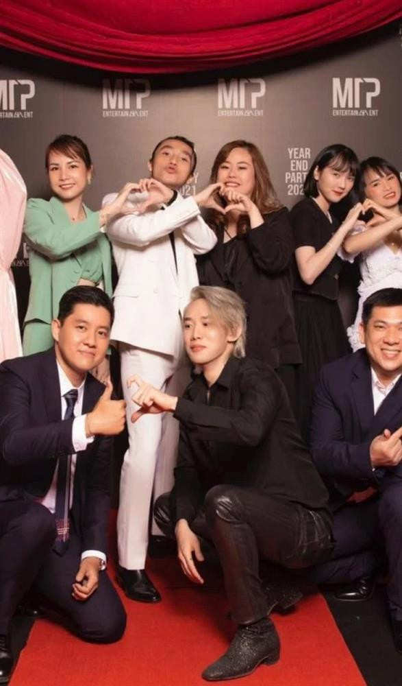 Dù đã xuất hiện thoải mái hơn hậu drama nhưng Hải Tú và Sơn Tùng vẫn giữ khoảng cách, không đứng sát nhau.