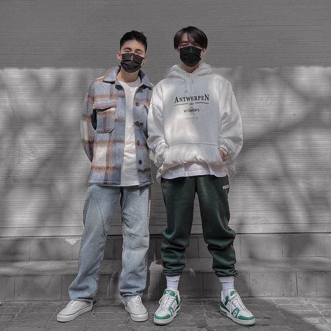 Cả hai đi giày LV chất chơi có giá chỉ khoảng hơn chục triệu.