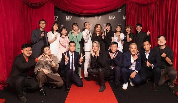 br/> Mới đây, công ty MTP Entertainment của Sơn Tùng đã tổ chức bữa tiệc cuối năm ấm cúng. Trên story Instagram của Sơn Tùng, quay lại cảnh dàn nhân viên vui vẻ hát hò, chụp hình trong buổi party.