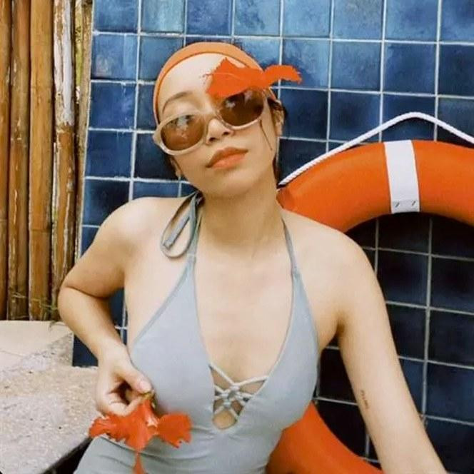 Gái út của Diva Mỹ Linh không khoe vòng 3 mà chuyển sang phanh hẳn áo khoe vòng 1 gợi cảm. Dù không lộ điểm nhạy cảm nhưng phong cách thế này cũng là táo bạo đối với một cô nàng chưa tròn 20.