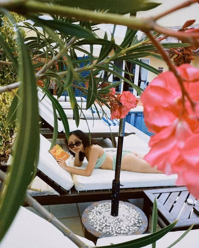 Gái xinh 19 tuổi có nhiều lần lên đồ và cách tạo dáng khiến người nhìn phải đỏ mặt. Diện bikini nhưng phải quay hẳn vòng 3 vào ống kính mới chịu.